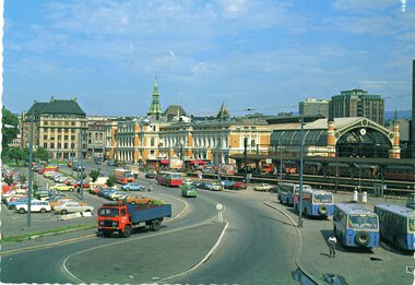Østbanestasjonen med busser i front.