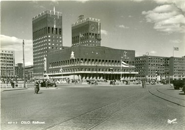 1201	Rådhuset med togskinner, fotgjengere og biler.