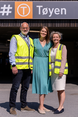 Thor Georg Sælid, Birte Sjule, Sirin Stav utenfor Tøyen T-bane