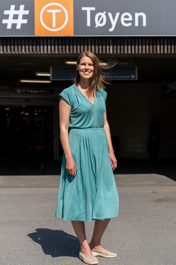 Sirin Stav utenfor Tøyen T-bane