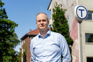 Konserndirektør for T-banen Christian Skaug med T-baneskilt