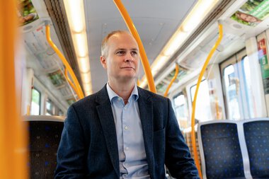 Konserndirektør for T-banen Christian Skaug kjører med T-banen