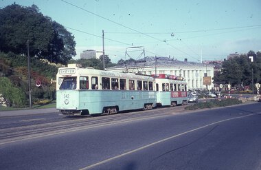 1090	Høka 242 på vei mot Slottsparken.