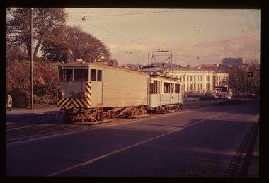 0111		Korntrikk 354 på slep etter vogn 86 