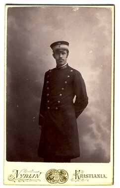 Kristian Solberg i sommeruniformen til Kristiania Elektriske Sporvei.