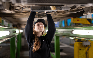Lærling Marte Markegård jobber under trikk  Grefsen