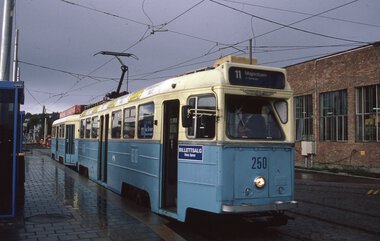 1123	Høka 250 med ubetjent tilhenger foran Grefsen vognhall.
