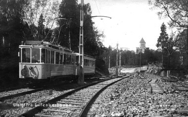 0132	Motiv fra Lilleakerbanen med Ullern kirke i bakgrunnen.