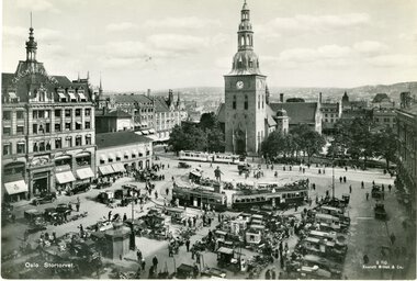 1209	Stortorvet trikker i vendesløyfa og foran kirken	