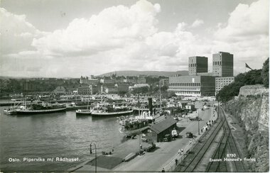 Pipervika med Rådhuset datert påsken 1942.