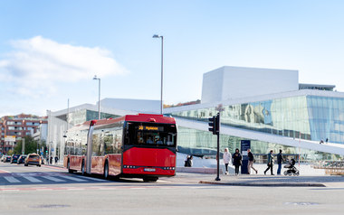 Buss 30 passerer Operaen