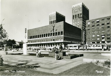 1157	Rådhuset sporvogn i forkant