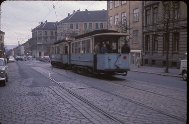 0155	Tilhengervogn 512 bak en SS-motorvogn på vei som ekstravogn til Skøyen. 