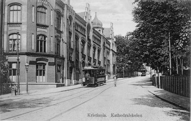 Unionsvogn i Ullevålsveien ved Oslo katedralskole