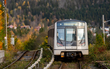 T-bane linje 1 med skog i bakgrunnen 1