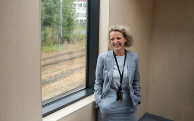 Konsernsjef Birte Sjule foran vindu med trikkeskinner