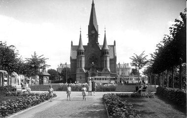 0316	Parti med Sagene kirke og vogn 100 med  ”bladfjær-tilhenger”.	