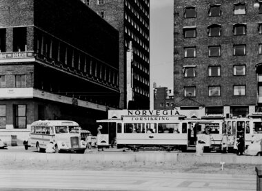 SS Motorvogn med tilhenger 537 på Rådhusplassen