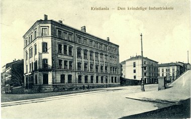 1454	Den kvindelige industriskole, senere Statens lærerskole i forming