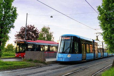 Trikk og buss sammen ved Sinsenterassen