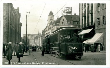 1585	Vogn 242 ved Stortinget