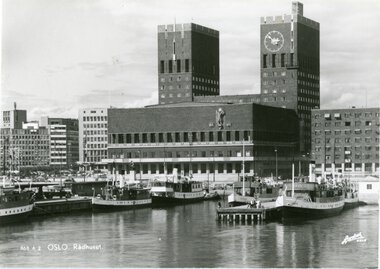 Rådhuset med fjordbåtene.