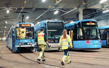 Fagledere Ali Gezen og June Pedersen går mot SL79  SL95   SL18 på Grefsen verksted