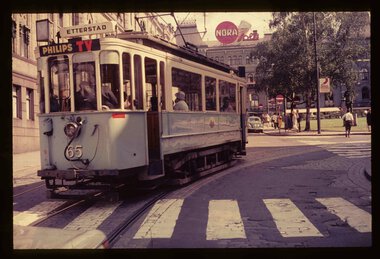 0104		Vogn 65 svinger fra Stortingsgata inn Nedre Vollgate