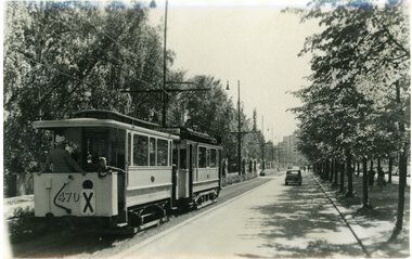 0965	X-vogn i Kirkeveien ved Vigelandsparken sent på 1950-tallet.
