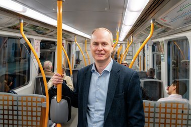 Konserndirektør for T-banen Christian Skaug kjører med T-banen