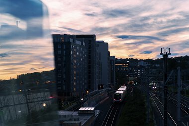 T-bane og bylandskap i solnedgang nær Sinsen T