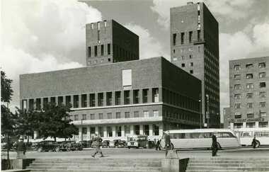 1199	Rådhuset med busser i front.