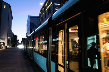 Refleksjoner i trikk  sentrum  natt