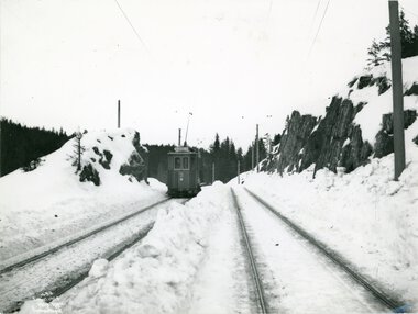 1040	HKB 3	Vogn 3 på øvre del av Holmenkollbanen
