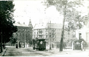 1274	Skillebekk med vogn 47, passasjerer på plattform