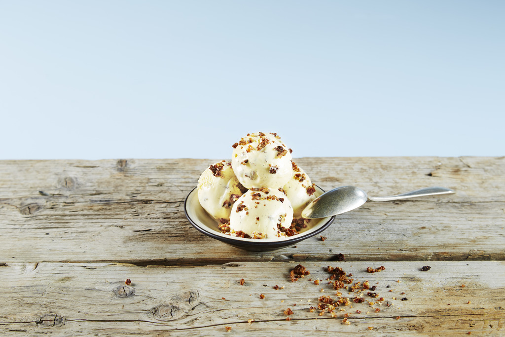 Iskrem med rugbrødsmuler enkel