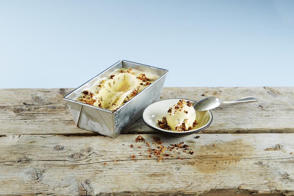 Iskrem med rugbrødsmuler