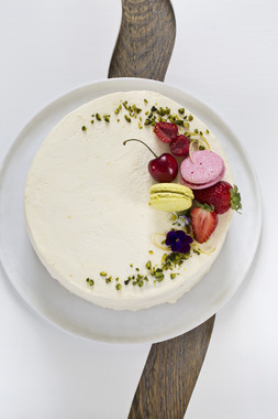 sommerkake med sitron, rabarbra og jordbær