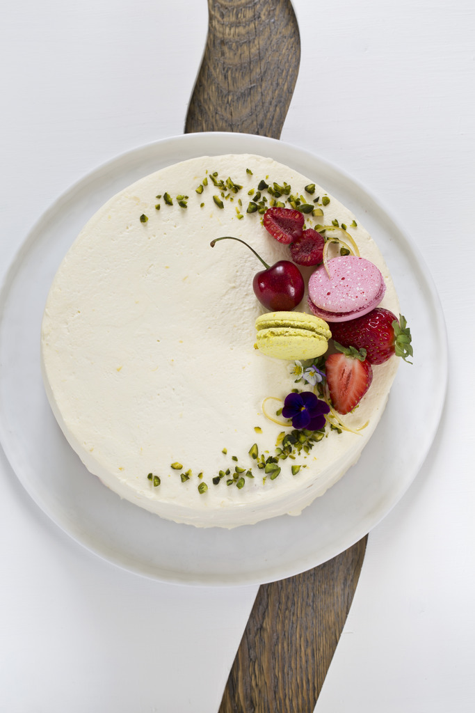 sommerkake med sitron, rabarbra og jordbær