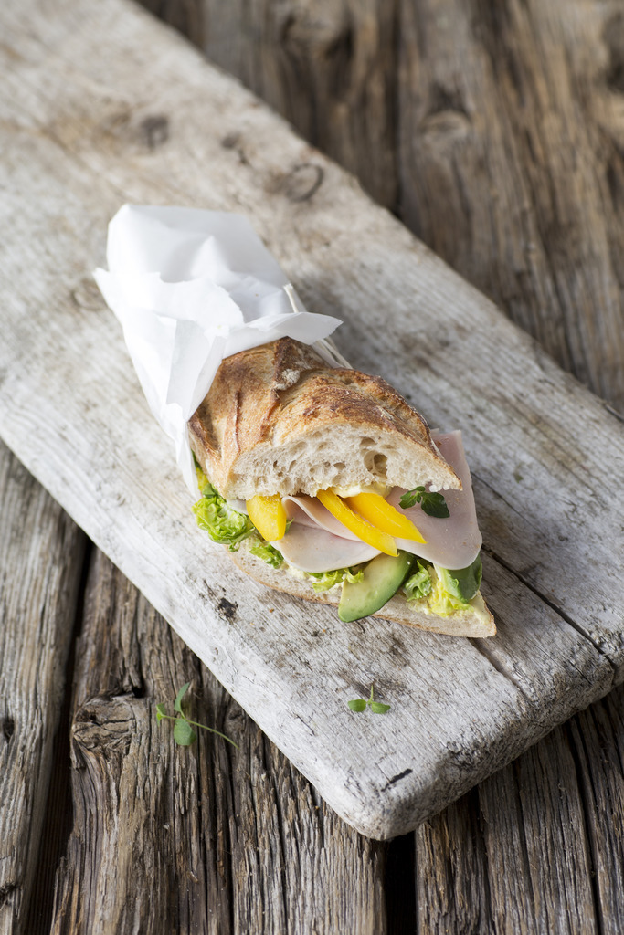 Baguette med kylling, avokado og rømmedressing_stående_2