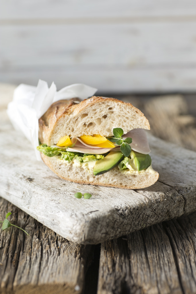 Baguette med kylling, avokado og rømmedressing_stående_3