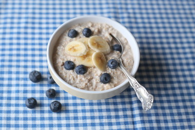Kjøleskapsgrøt med banan og blåbær