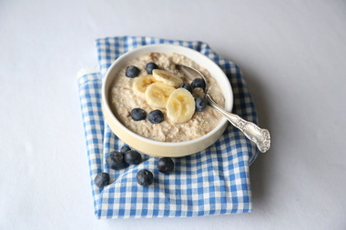 Kjøleskapsgrøt med banan og blåbær