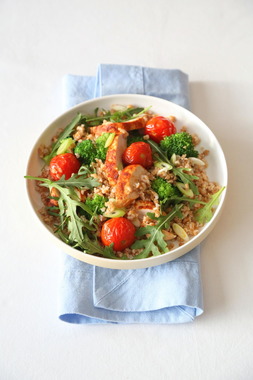 Lun kyllingsalat med spinat og hel hvete