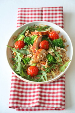 Lun kyllingsalat med spinat og hel hvete