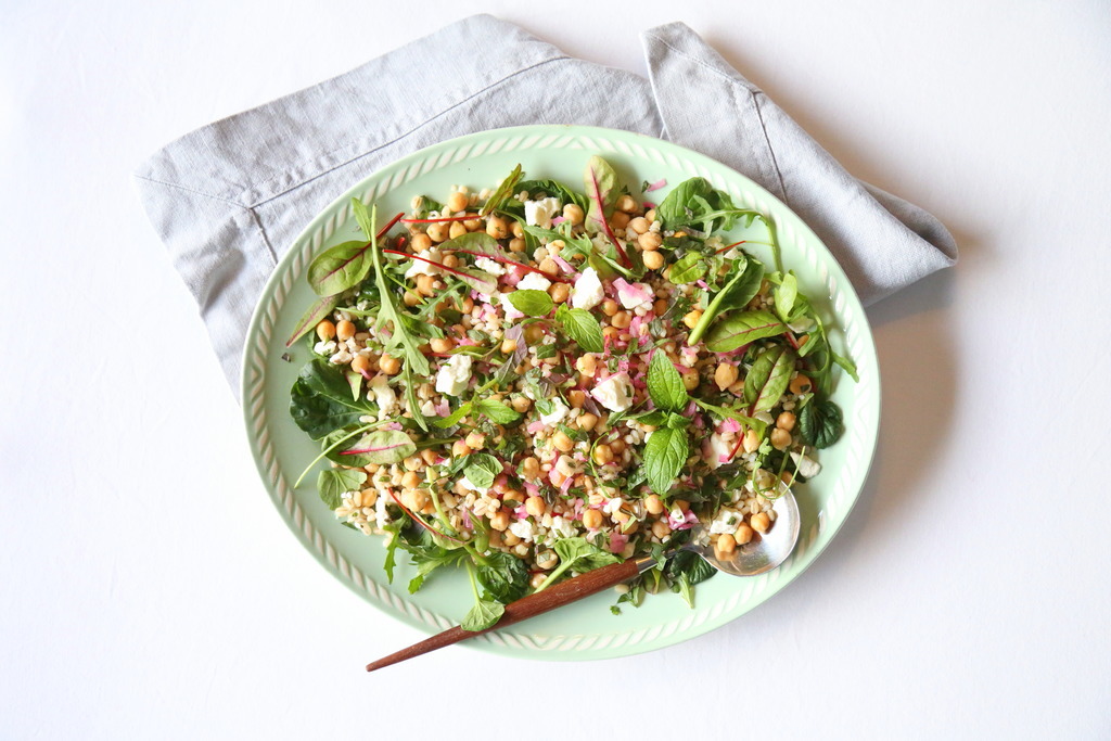 Byggrynssalat med feta og mynte