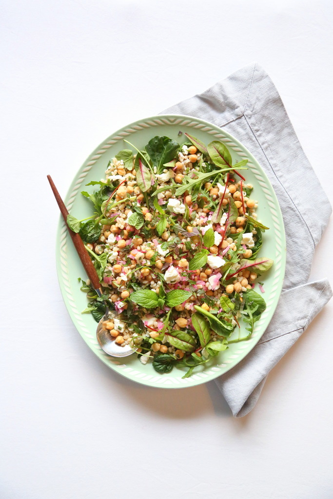 Byggrynssalat med feta og mynte