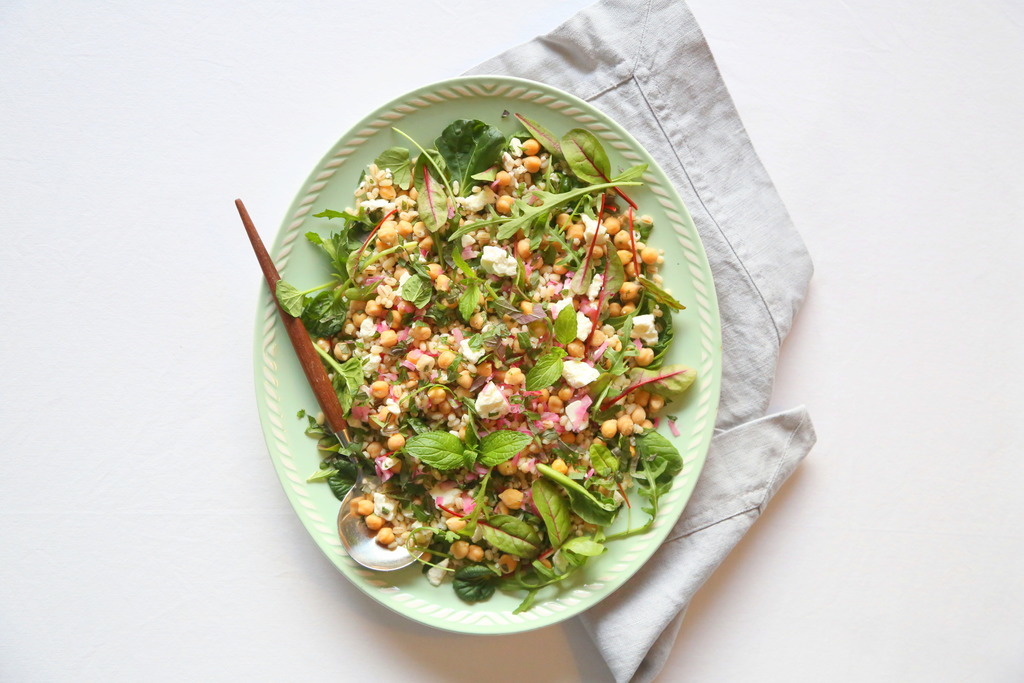 Byggrynssalat med feta og mynte