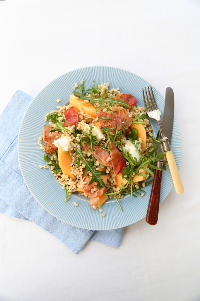 Byggrynssalat med mozzarella, melon og røkt skinke