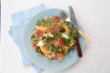 Byggrynssalat med mozzarella, melon og røkt skinke